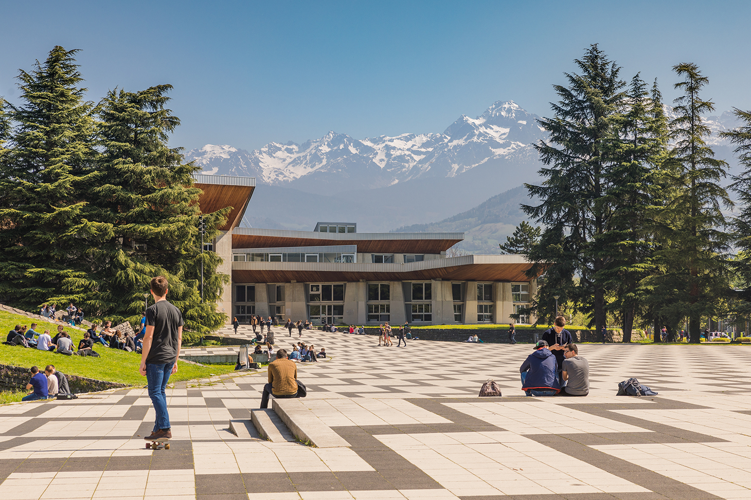 La place centrale sur le campus de Saint-Martin-d'Hères